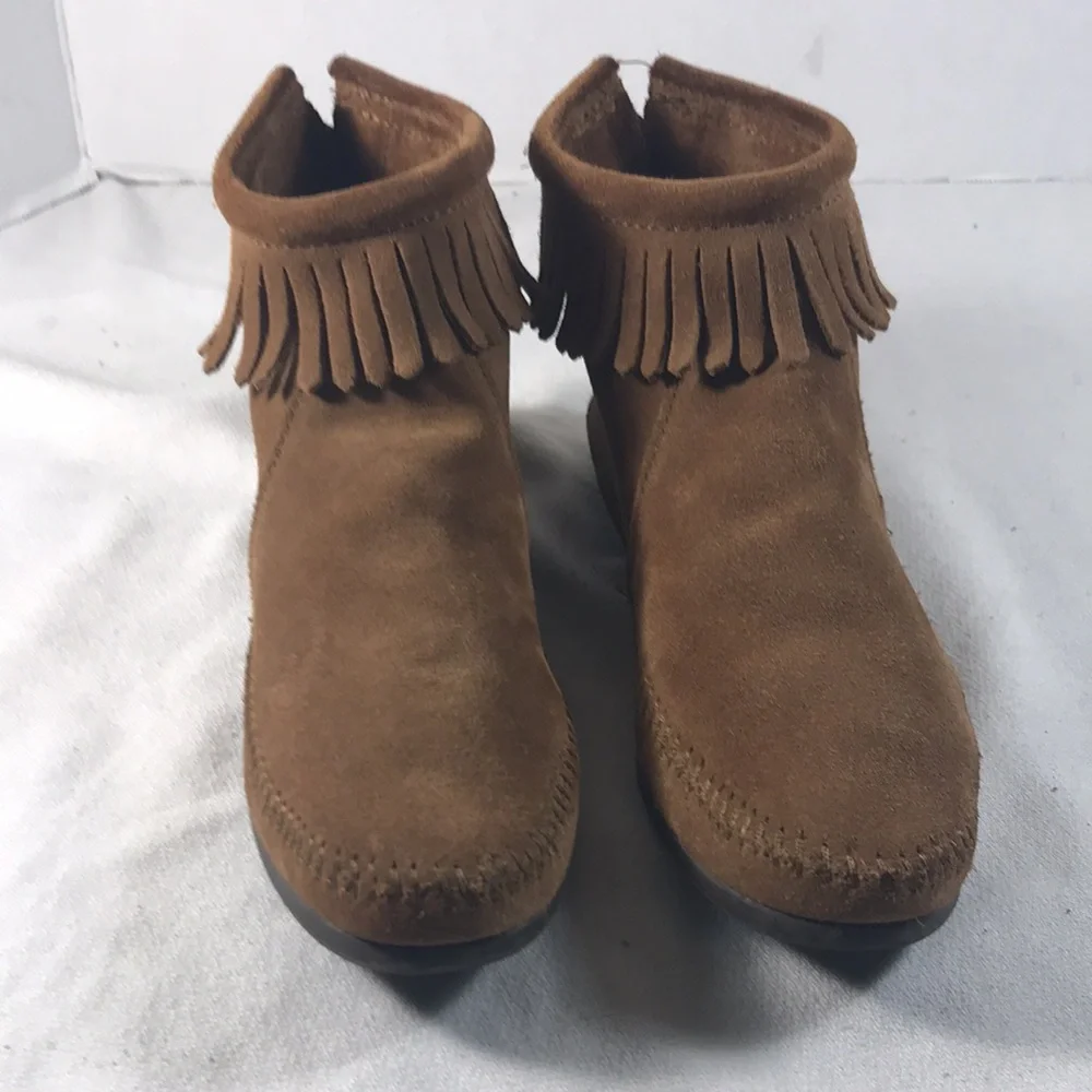 Minnetonka Women’s Dark Brown Suede Back Zip Fringe Hard Sole Ankle Bootie Shoes